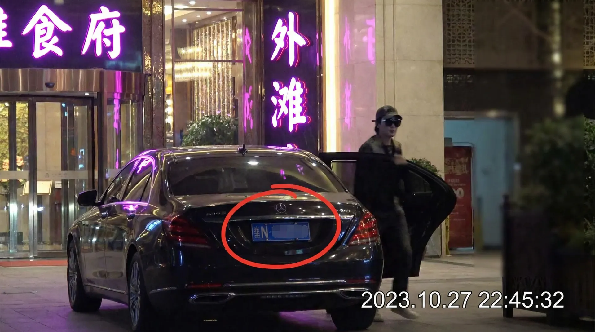 环亚官网 - 豪车餐厅外偷拍